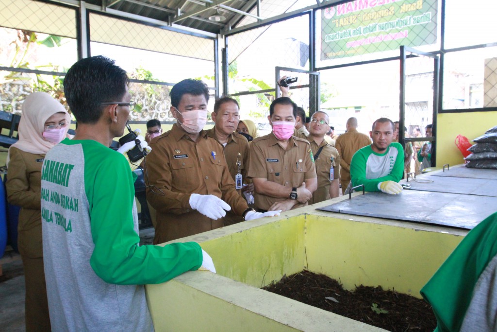 DLHK Berikan Penghargaan Pada Kelurahan Yanng Mendirikan Bank Sampah